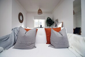 2 bedrooms, iron/ironing board, internet, bed sheets