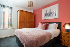 2 bedrooms, iron/ironing board, WiFi, bed sheets - Town Centre Retreat | 2 Bed 2 Bath| (Merseyside)