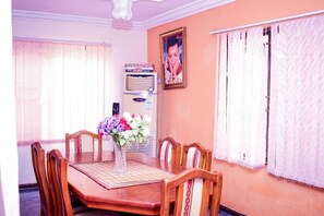 Comfort Single Room | Tempat makan