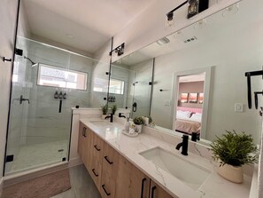 تجهيزات دش، مجففات شعر، مناشف، صابون