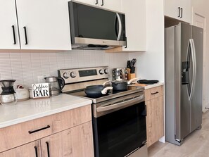 Kühlschrank, Mikrowelle, Ofen, Herdplatte