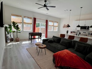 Smart-TV, Tischfußball, Tischtennisplatte