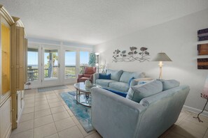 Condo (2 Bedrooms) | Front of property