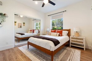 4 makuuhuonetta, työpöytä, silitysrauta/-lauta, vauvan matkasänky