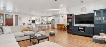 Escondido Oasis | Sleeps 10 + Hot Tub!