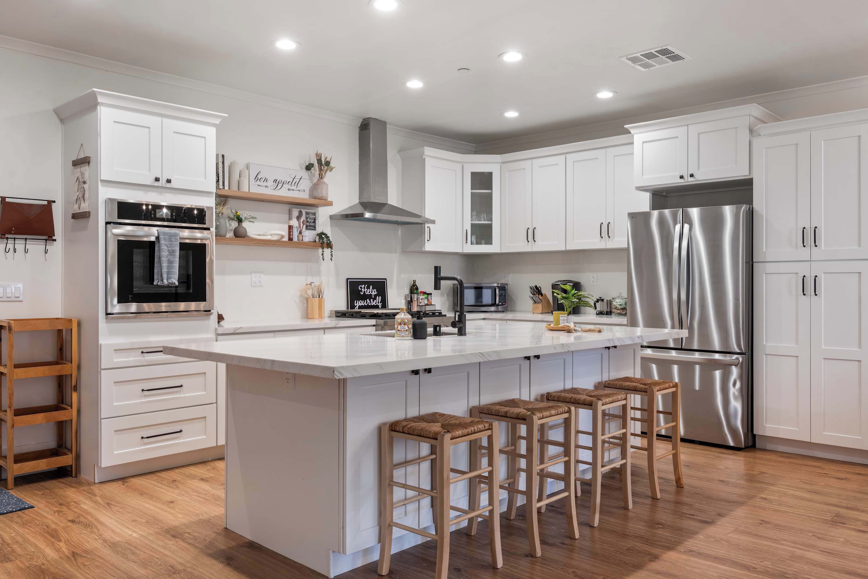 Fridge, microwave, stovetop, dishwasher