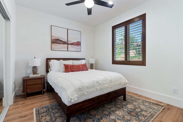 Desk, iron/ironing board, travel cot, WiFi