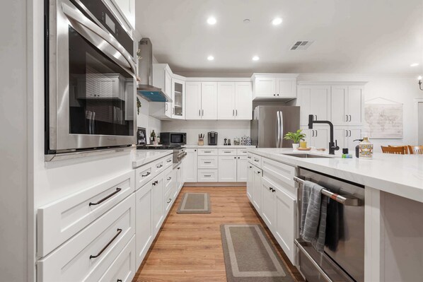 Fridge, microwave, stovetop, dishwasher