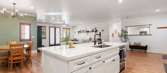 Escondido Oasis | Sleeps 10 + Hot Tub!