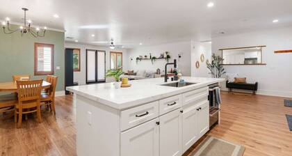 Escondido Oasis | Sleeps 10 + Hot Tub!