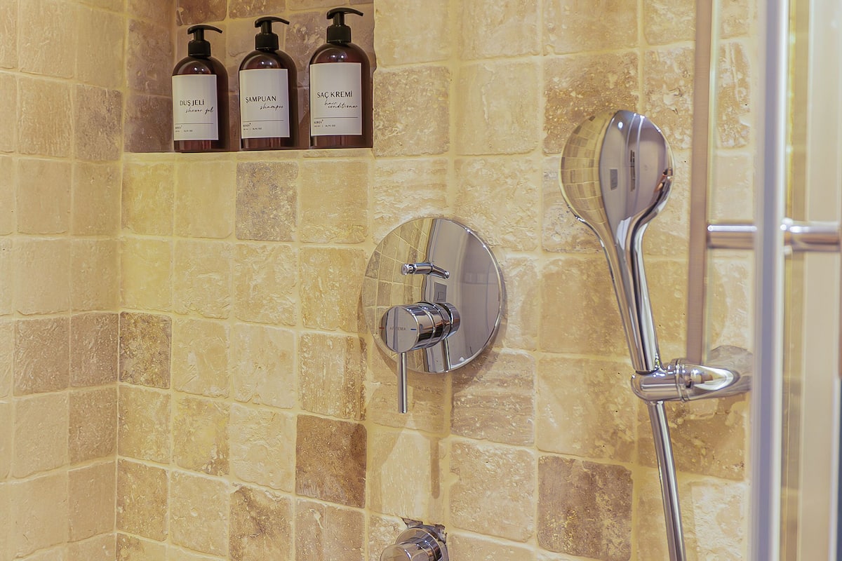 Een douche, een haardroger, handdoeken, zeep