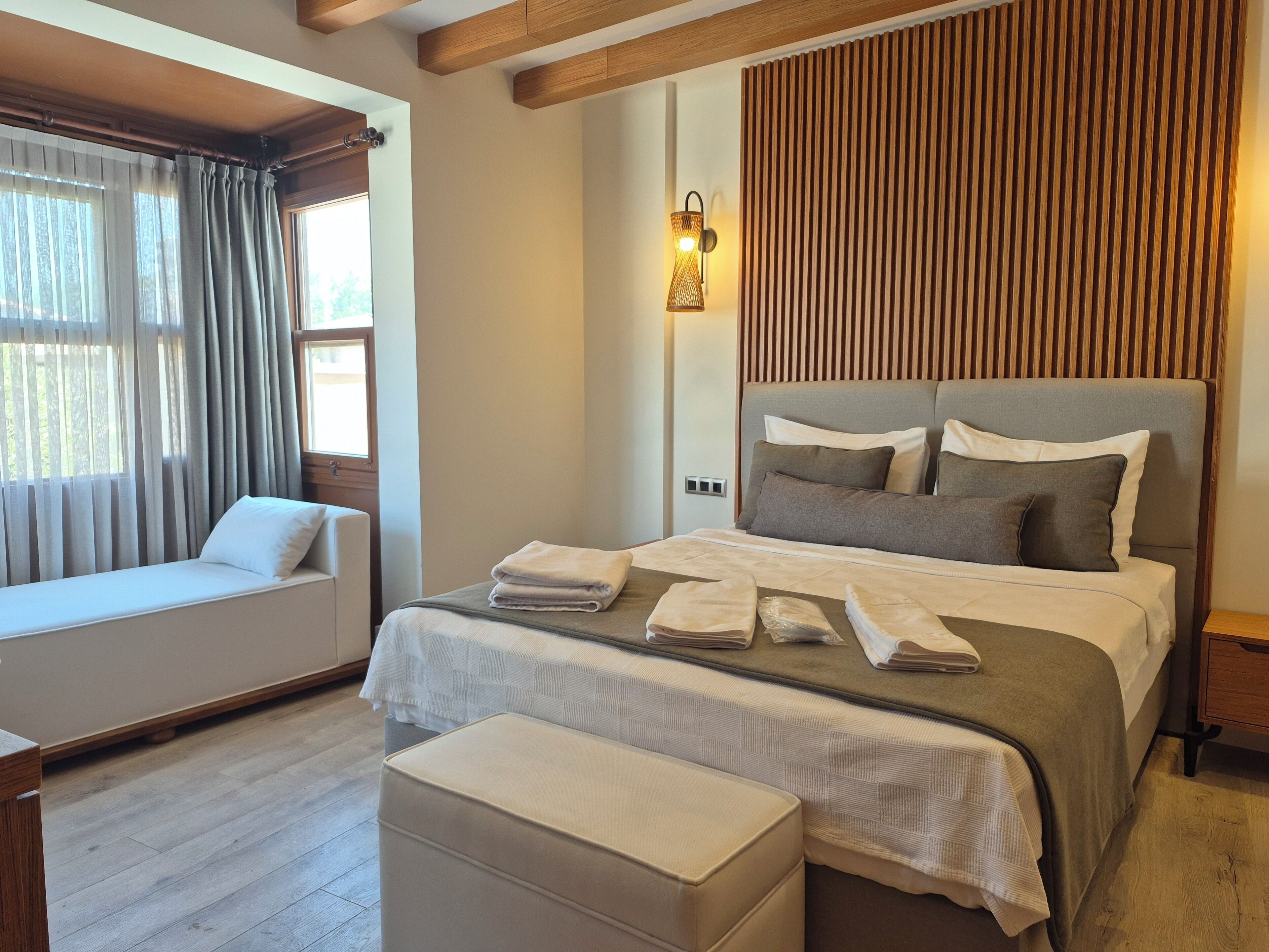 Deluxe kamer | Italiaanse Frette-lakens, luxe beddengoed, een minibar