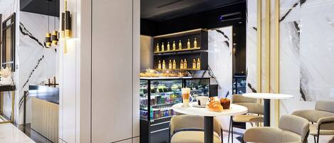 Un interior moderno con una zona de bar, asientos y una exhibición de bebidas embotelladas.