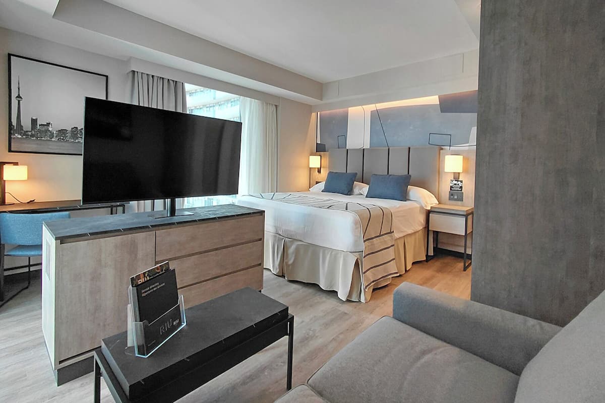 Habitación familiar, 1 cama King size y sofá cama (Deluxe) | Área de sala de estar | Televisión de pantalla plana de 40 pulgadas con canales vía satélite