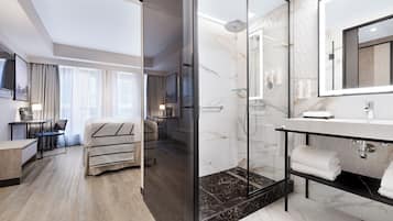 Deluxe-Zimmer, 1 King-Bett | Hochwertige Bettwaren, Zimmersafe, Schreibtisch, Verdunkelungsvorhänge