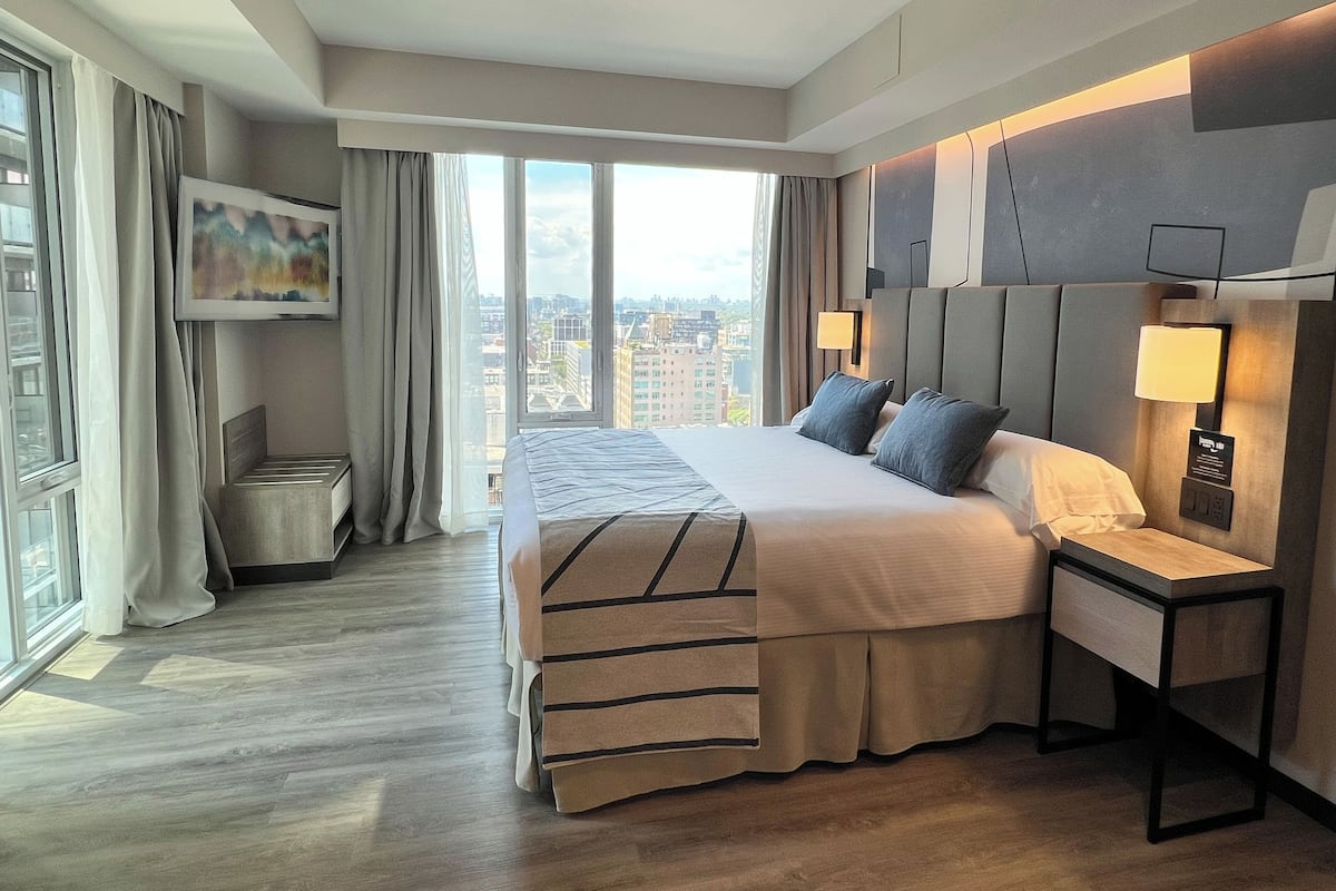 Suite Deluxe, 1 cama King size y sofá cama (Senior) | Ropa de cama de alta calidad y caja de seguridad en la habitación