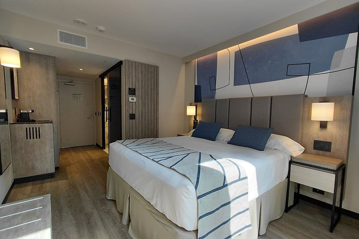 Habitación Deluxe, 1 cama King size | Ropa de cama de alta calidad y caja de seguridad en la habitación