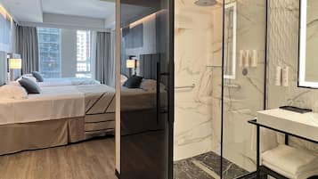 Habitación Deluxe, 2 camas de matrimonio (Deluxe) | Baño | Ducha, secador de pelo, toallas y jabón