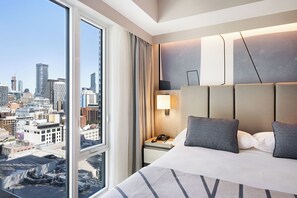 Superior Room, 1 King Bed (Superior) | Premium bedding, in-room safe, desk, blackout drapes - Hotel Riu Plaza Toronto (Toronto)