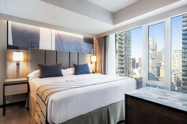 Familjerum - 1 kingsize-säng med bäddsoffa (Deluxe) | Sängtillbehör av högsta kvalitet och värdeförvaringsskåp på rummet