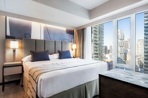 ห้องแฟมิลี่, เตียงคิงไซส์ 1 เตียง และโซฟาเบด (Deluxe) | เครื่องนอนระดับพรีเมียม, ตู้นิรภัยในห้องพัก, โต๊ะทำงาน, ผ้าม่านกันแสง