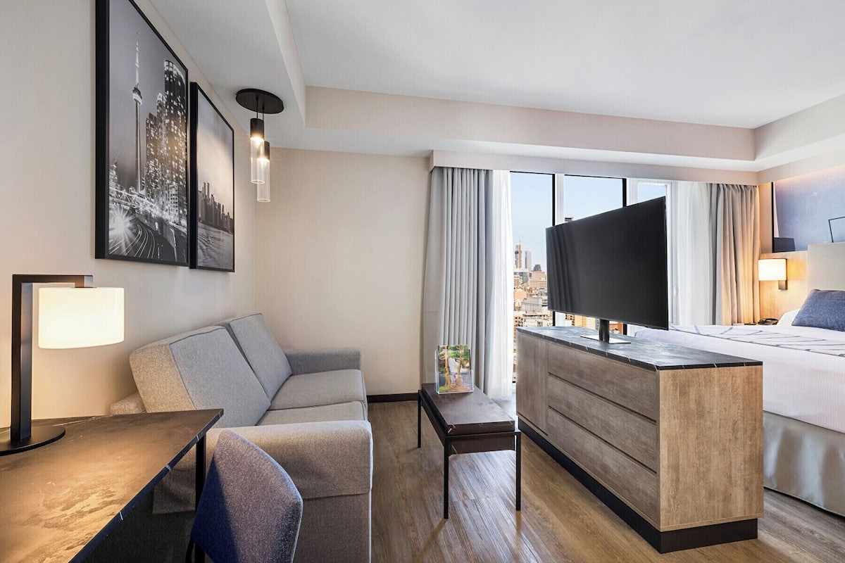 Superior Room, 1 King Bed (Superior) | Living area | 40-inch flat-screen TV with satellite channels