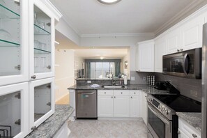 Réfrigérateur, four à micro-ondes, surface de cuisson, lave-vaisselle