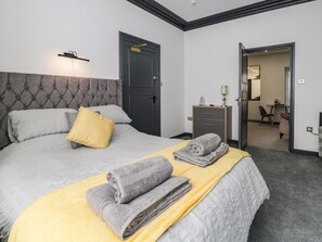 Individually decorated, individually furnished, free WiFi - Flat 1, Mona House (Conwy)