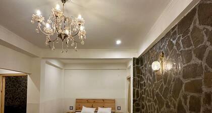 Luxurious 5-bedroom Homestay with heater, WiFi in delightful Chaukhuta