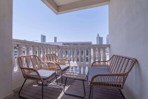 Property grounds - Free housekeeping visits during your stay - StayShort - Comfortable 1BR JVC Retreat with Pool! (JVC)