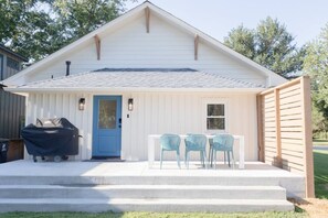 Outdoor dining - Luxury 2BR Home | Walk to Rose District | Sleeps 6 (Broken Arrow)