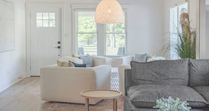 Charming Restored Craftsman-Walk to Dining-Shops- in Rose District