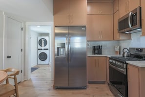 Réfrigérateur, four à micro-ondes, un four, surface de cuisson