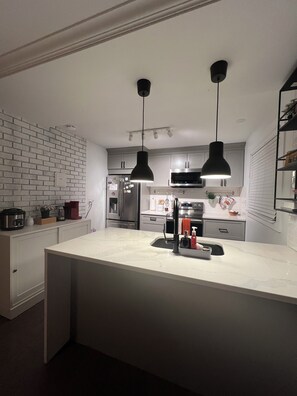 Private kitchen - LF Guesthouse - Calm Mornings, Cozy Nights! (Nanaimo)