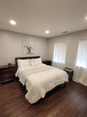 2 Schlafzimmer, Zimmersafe, Schreibtisch, Bügeleisen/Bügelbrett