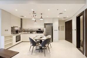 Réfrigérateur, four à micro-ondes, un four, surface de cuisson