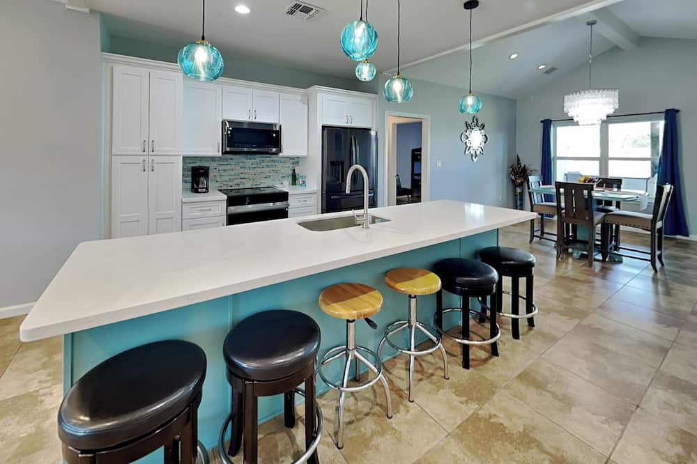 Bayside Abode by Miss Kitty’s - Rockport, TX