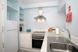 Fridge, microwave, oven, coffee/tea maker