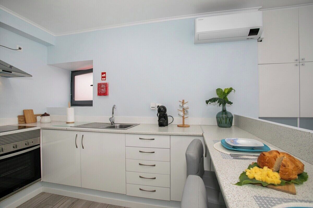 Kjøleskap, mikrobølgeovn, ovn og kaffetrakter/tekoker