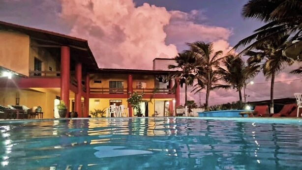 Une piscine avec un bâtiment en arrière-plan.
