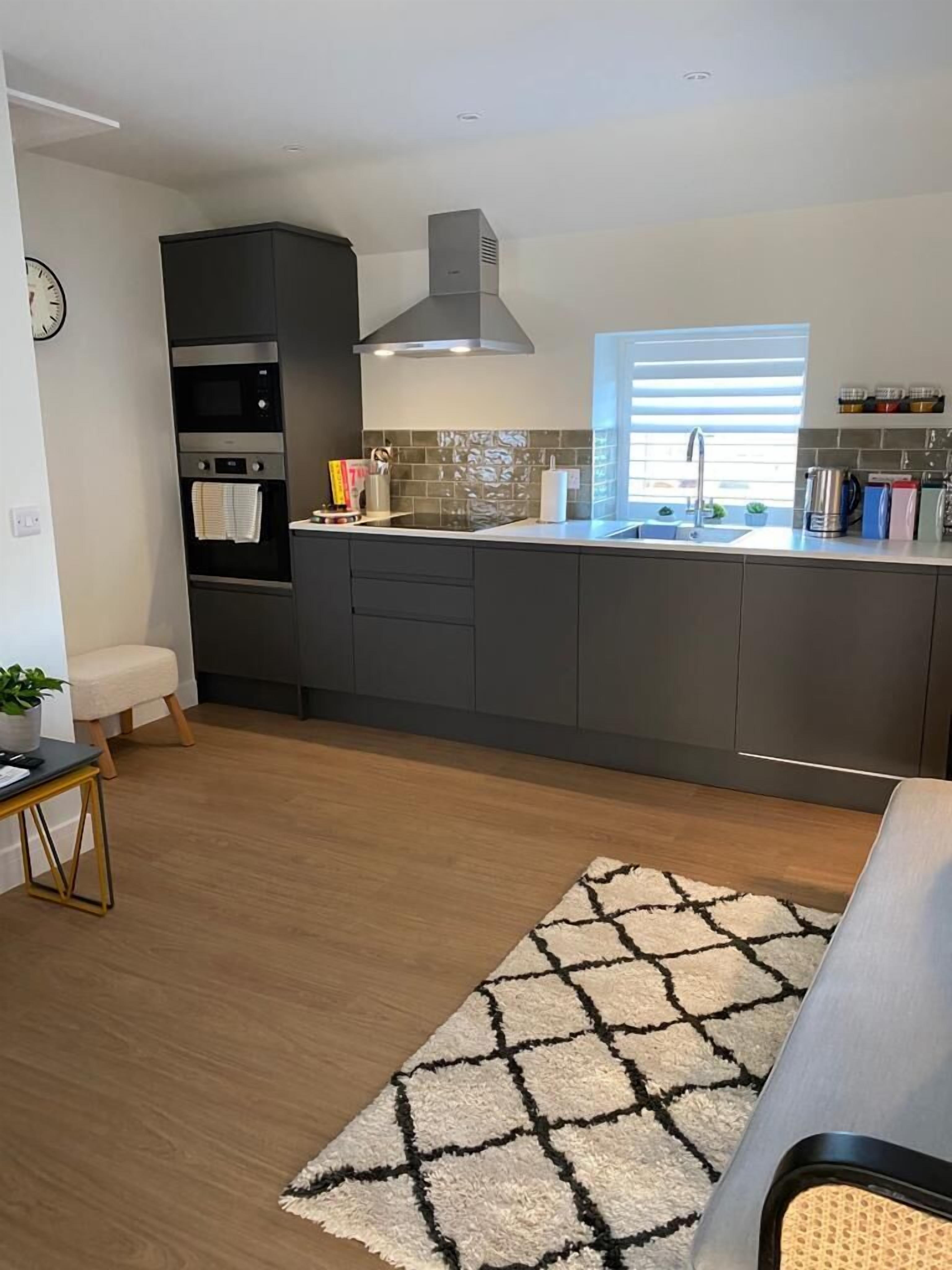 Kjøleskap, kokeplater, kaffetrakter/tekoker og brødrister