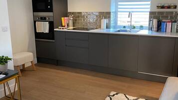 Kjøleskap, kokeplater, kaffetrakter/tekoker og brødrister