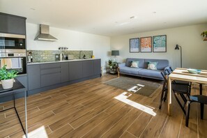 TV, DVD-spiller, bøker og filmbibliotek