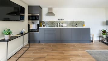 Fridge, stovetop, coffee/tea maker, toaster