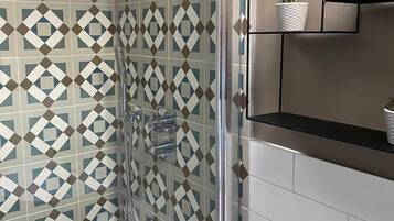 Shower, hair dryer, towels