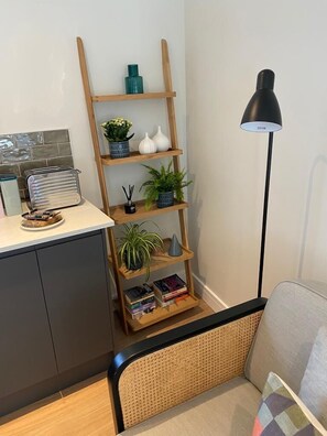 TV, DVD-spiller, bøker og filmbibliotek