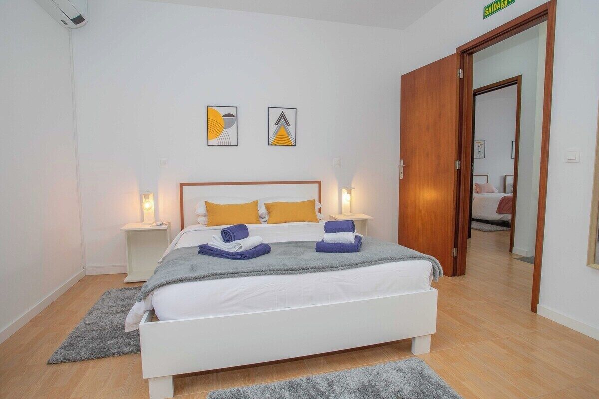 3 quartos, acesso à internet, roupa de cama