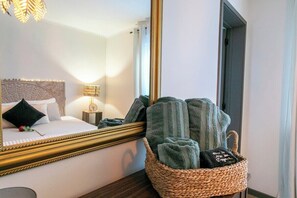 3 bedrooms, iron/ironing board, internet, bed sheets