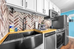 Microwave, oven, stovetop, dishwasher - North Myrtle Beach Suite (North Myrtle Beach)