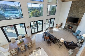 Smart TV y chimenea 
